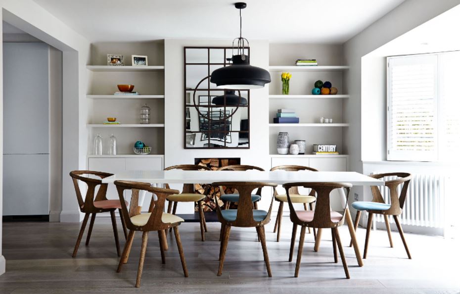 Оригинальный дизайн стульев создает нужное настроение в современной кухне