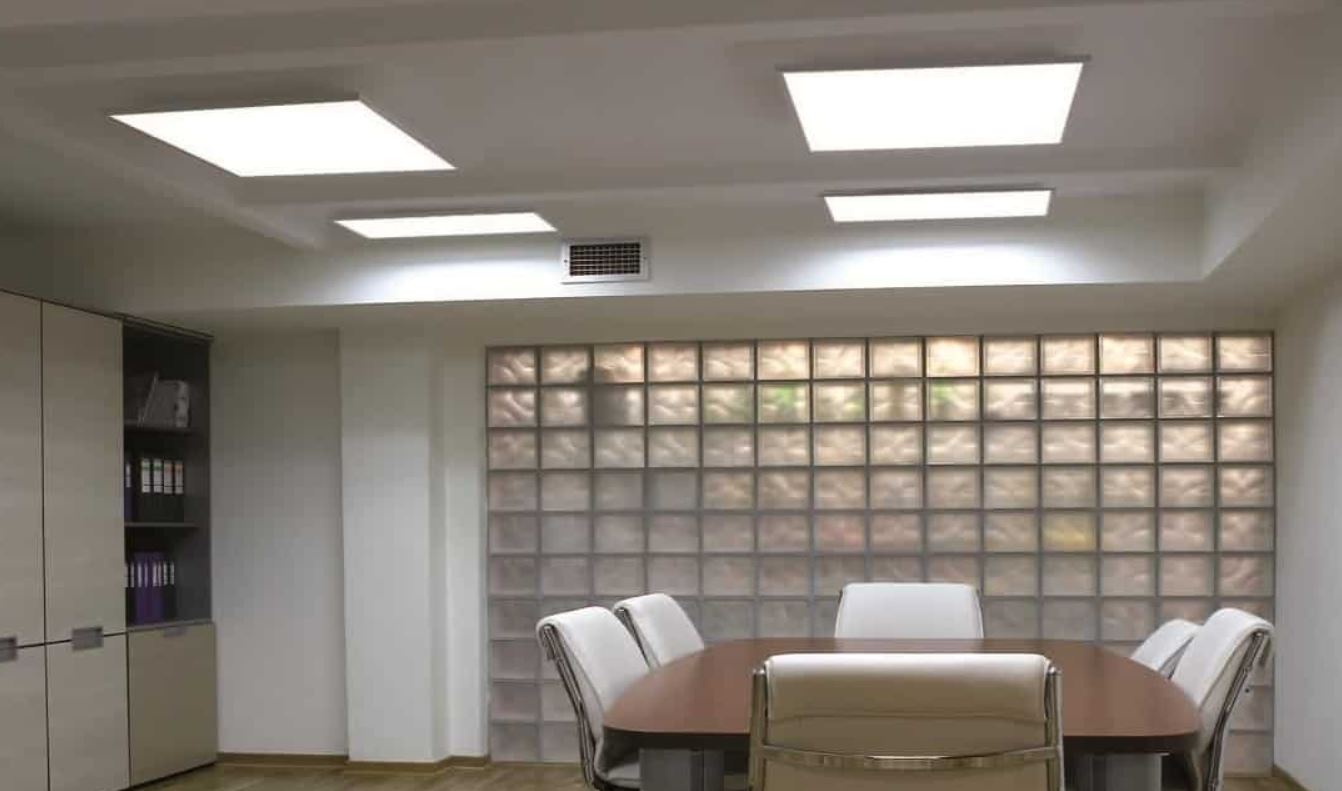 LED-панели в офисном кабинете