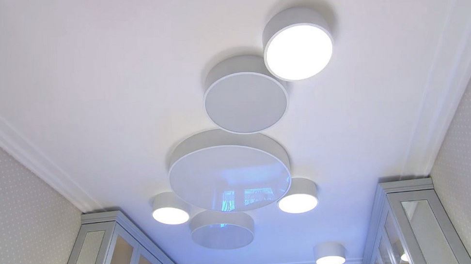 Светодиодная люстра и точечная подсветка в интерьере гостиной