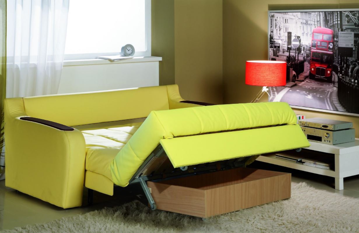 Раскладной диван в гостиной легко преобразуется в спальное место для двоих