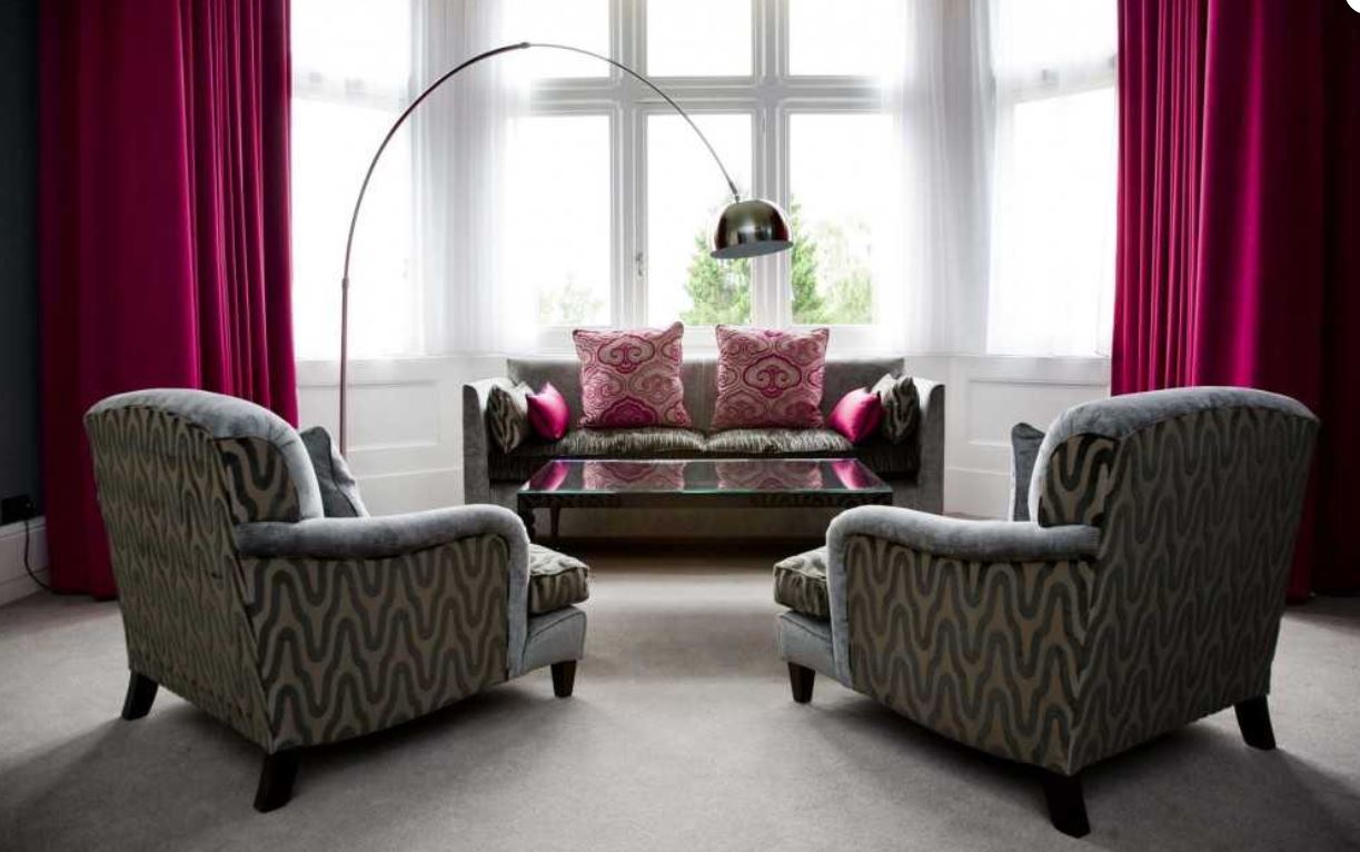 Диван и кресла – стандартный набор мягкой мебели для гостиной