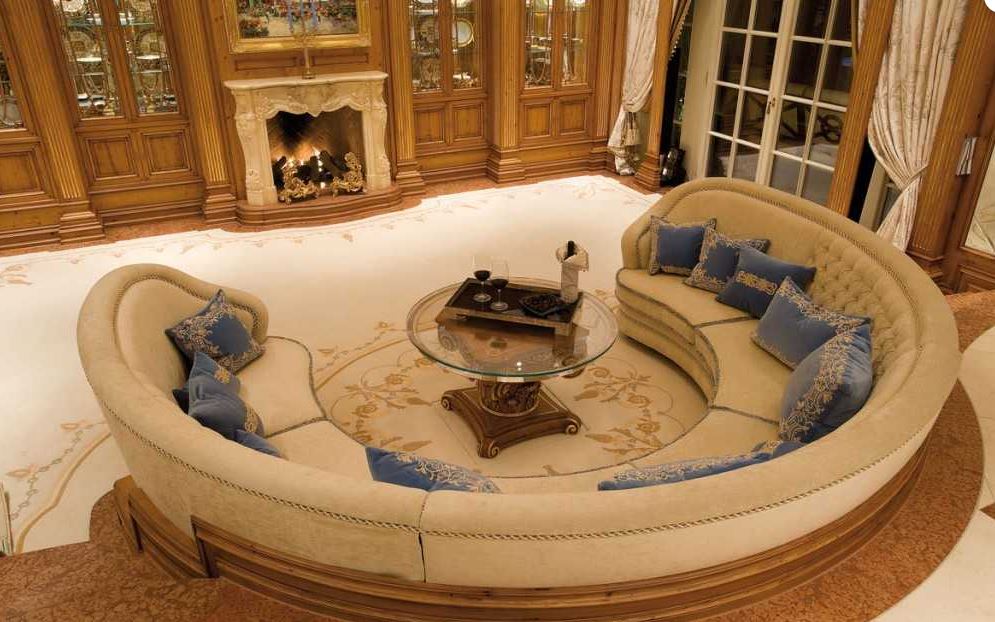 Полукруглый модельный диван в роскошной гостиной загородного дома