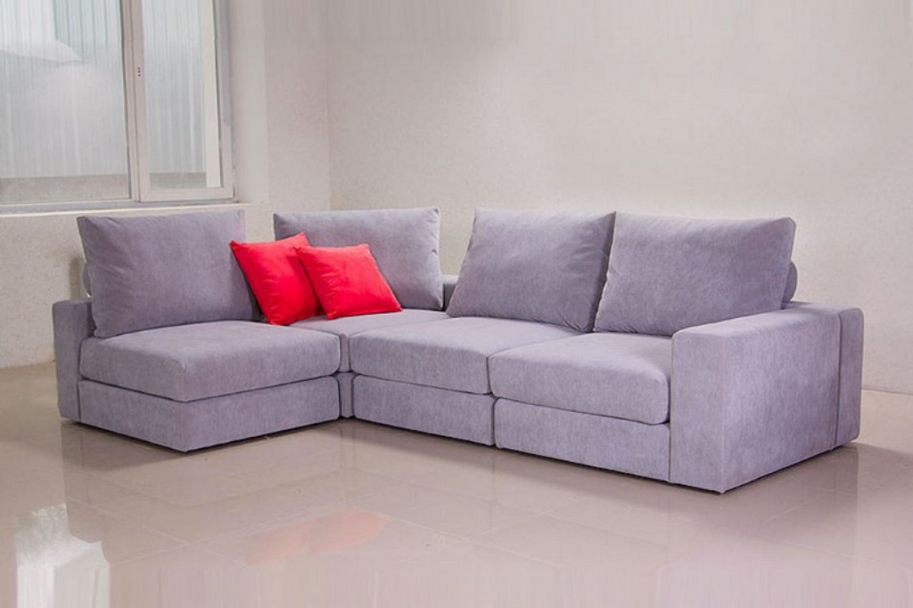 Стильный диван с обивкой из флока