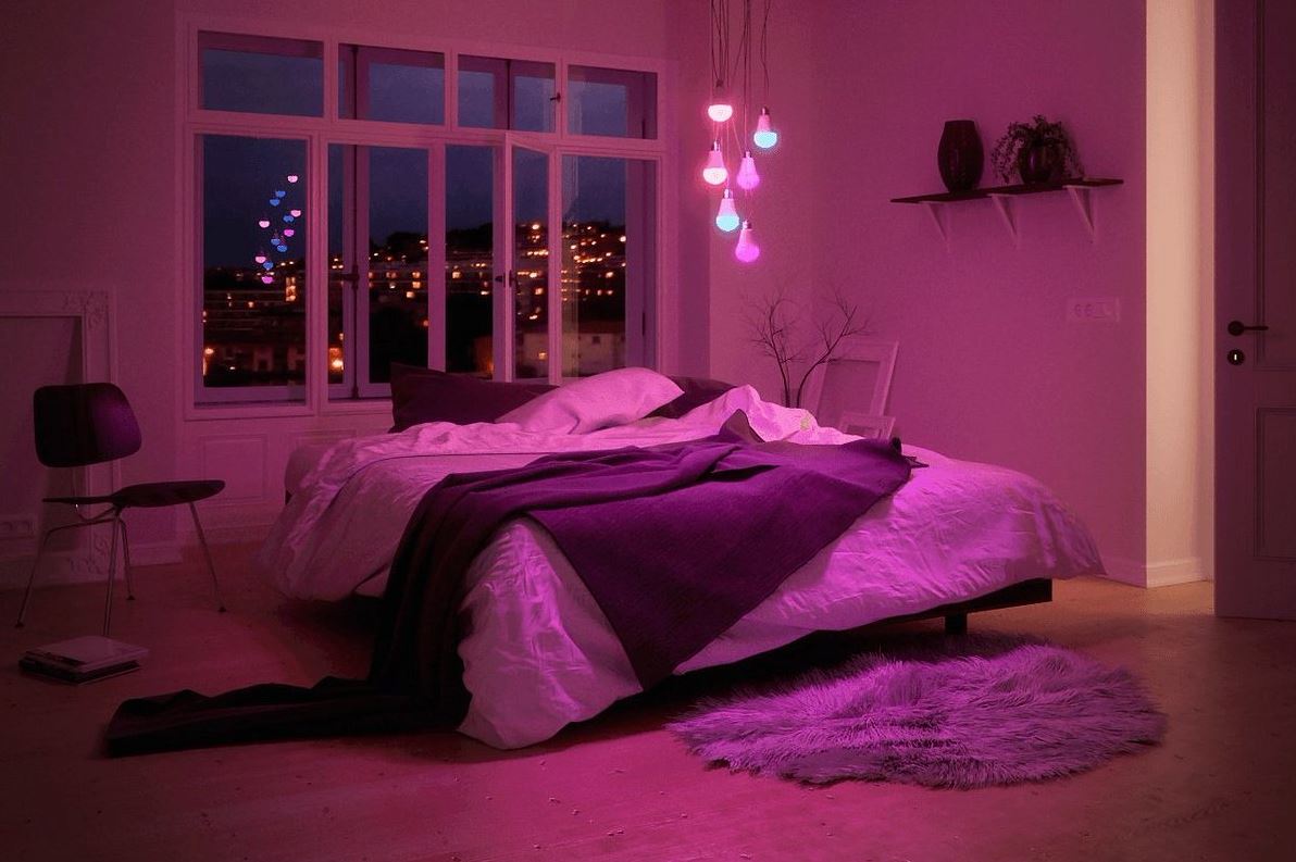 Насыщенный сиреневый цвет ламп создает в спальне интимную и сказочную атмосферу