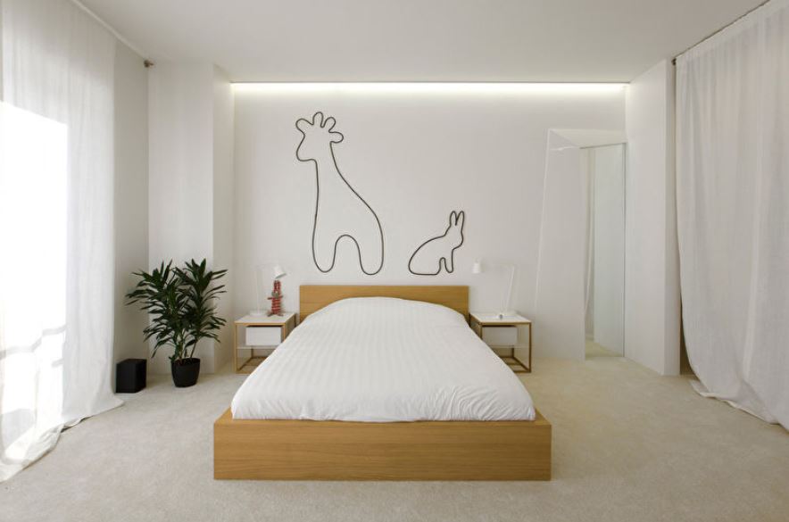 Кровать из натурального светлого дерева и зеленые растения - яркие предметы в белой спальне в стиле минимализм