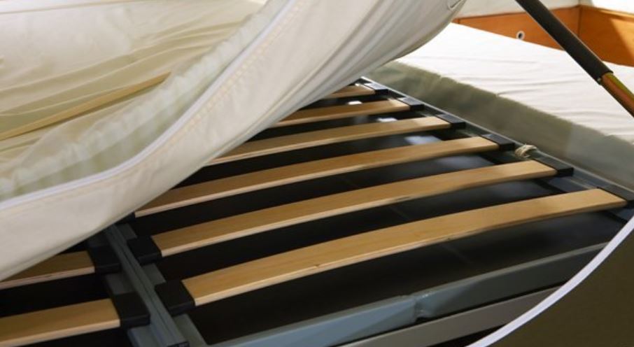 При выборе кровати необходимо обращать внимание на основание под матрас