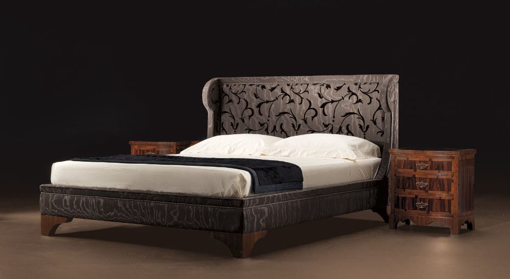 Просторная кровать в классическом стиле с текстильной обивкой