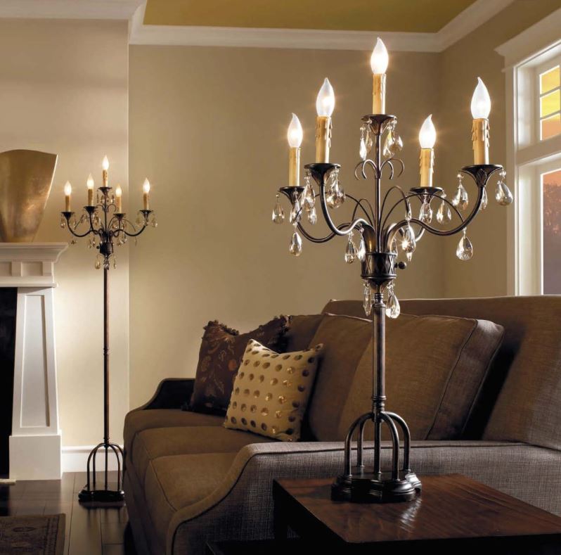 Настольные и напольные лампы создают  уютное освещение в гостиной