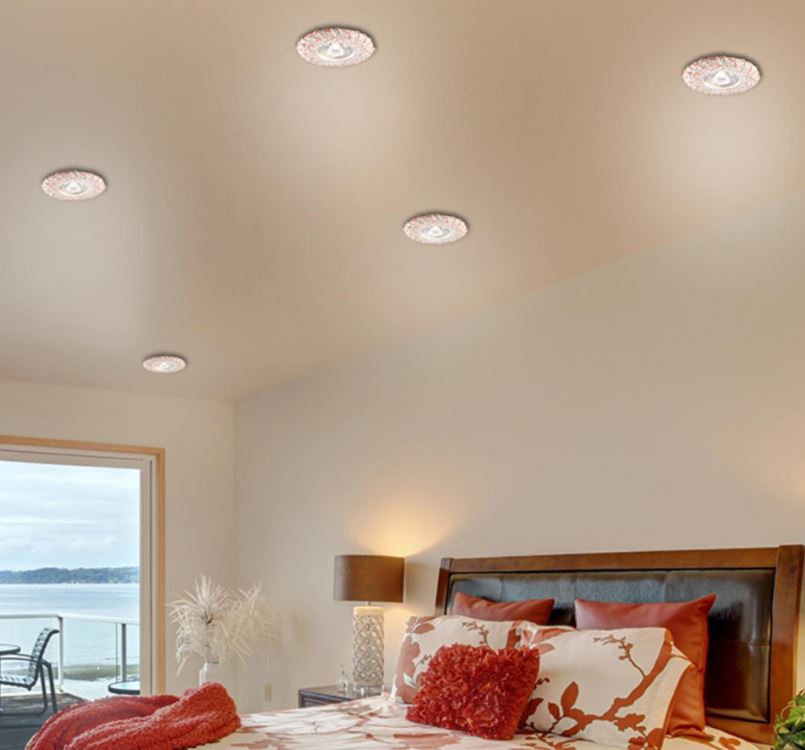 Спальня со встроенным потолочным освещением