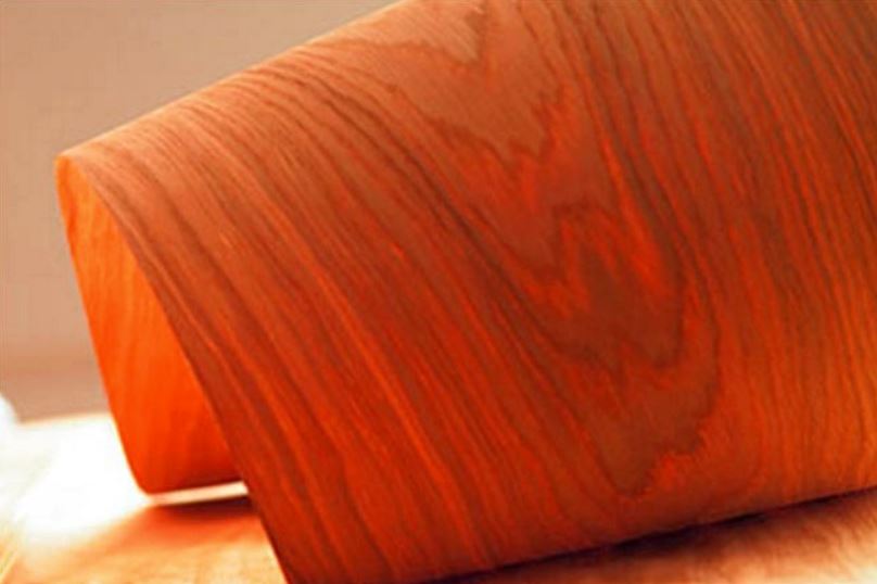 Строганный шпон сохраняет цвет и текстуру древесины, что позволяет применять его в отделке мебели и других изделий