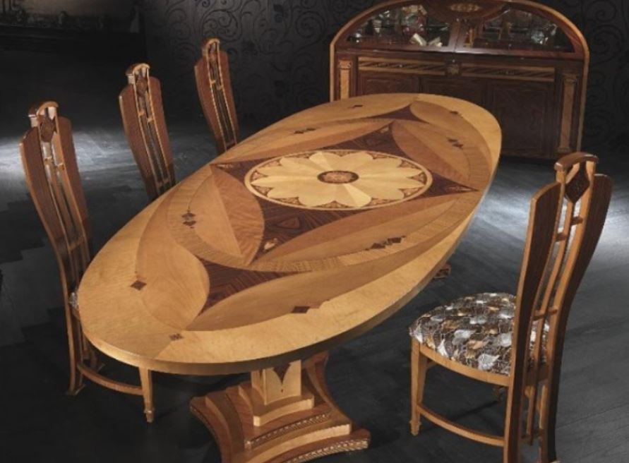 Обеденный стол с рисунком из кусочков шпона