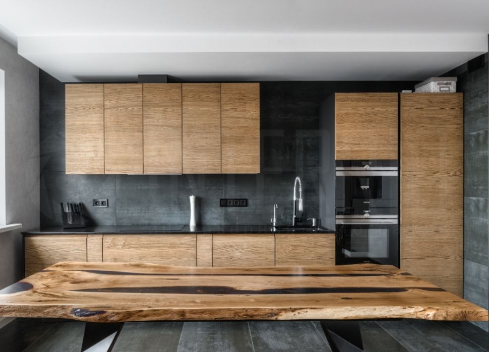 В стиле минимализм: кухня с шпонированными фасадами