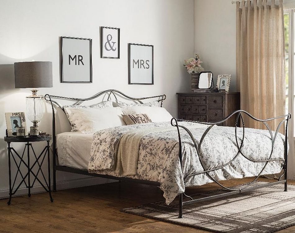 Кованая кровать – настоящее украшение комнаты