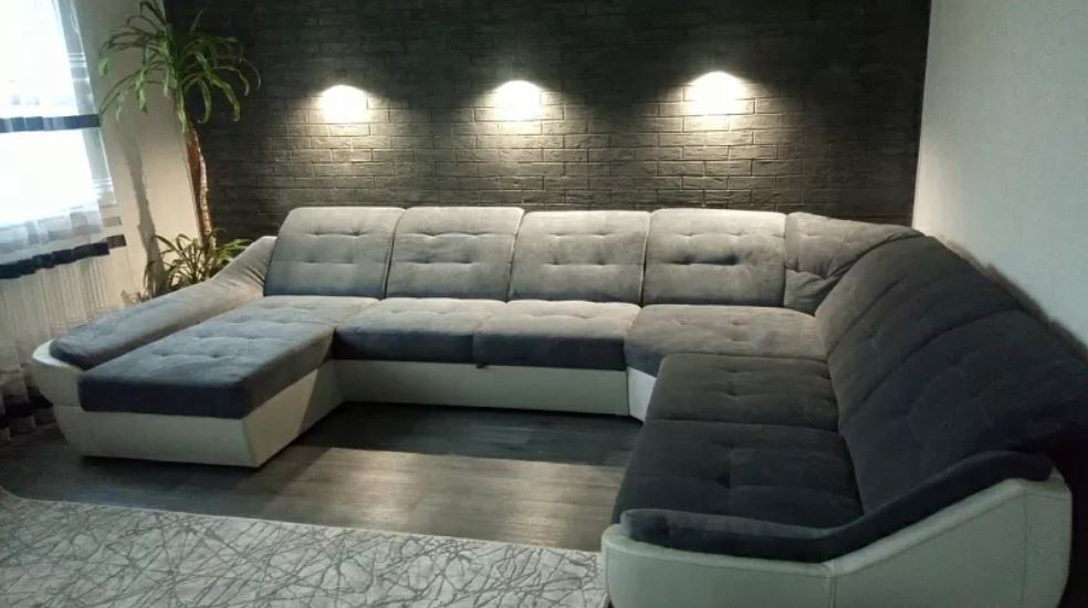 Современный диван с низкой спинкой и глубоким сиденьем
