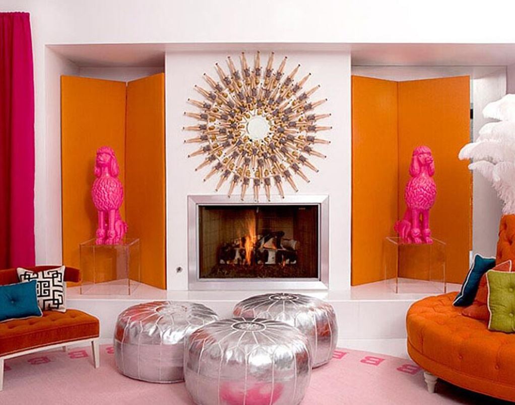 Оранжевые и сочные розовые цвета в необычном интерьере гостиной