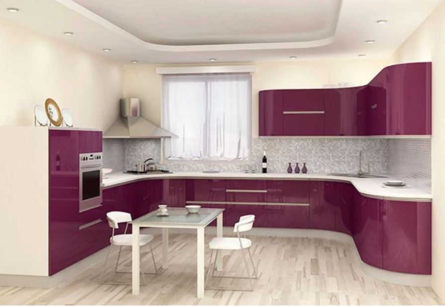 Глянцевые насыщенно-сиреневые фасады кухонной мебели подчеркивает нейтральная отделка поверхностей цвета айвори