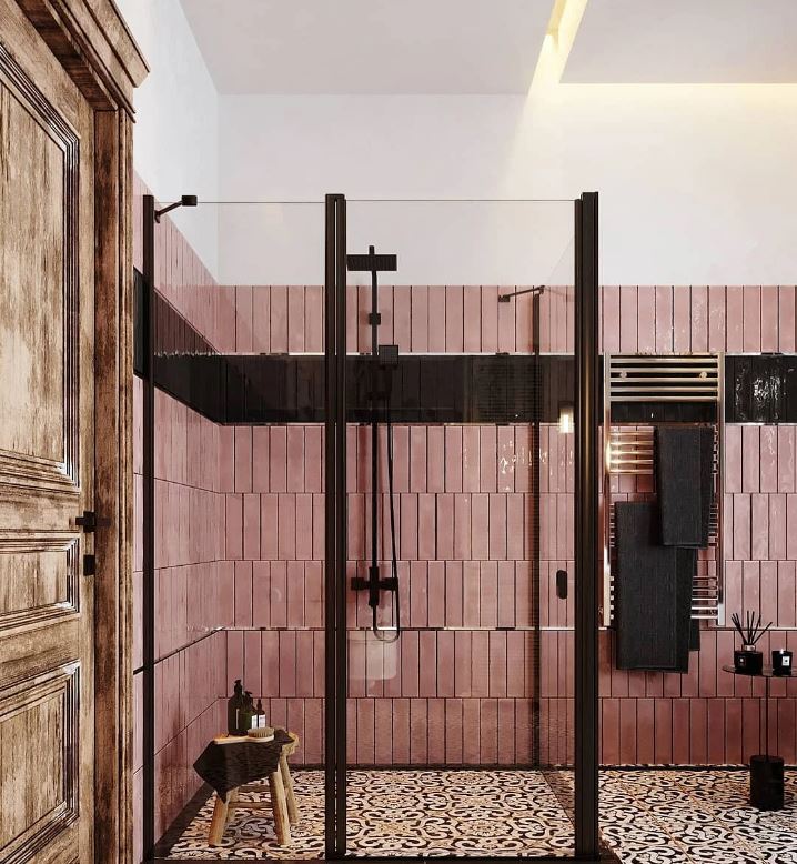 Роскошный интерьер ванной с розовой плиткой вполне подойдет и мужчине