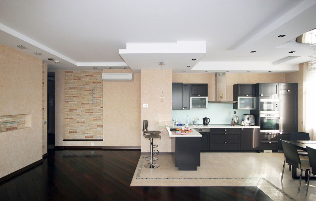 Зона кухни-столовой выделена отделкой пола и потолка