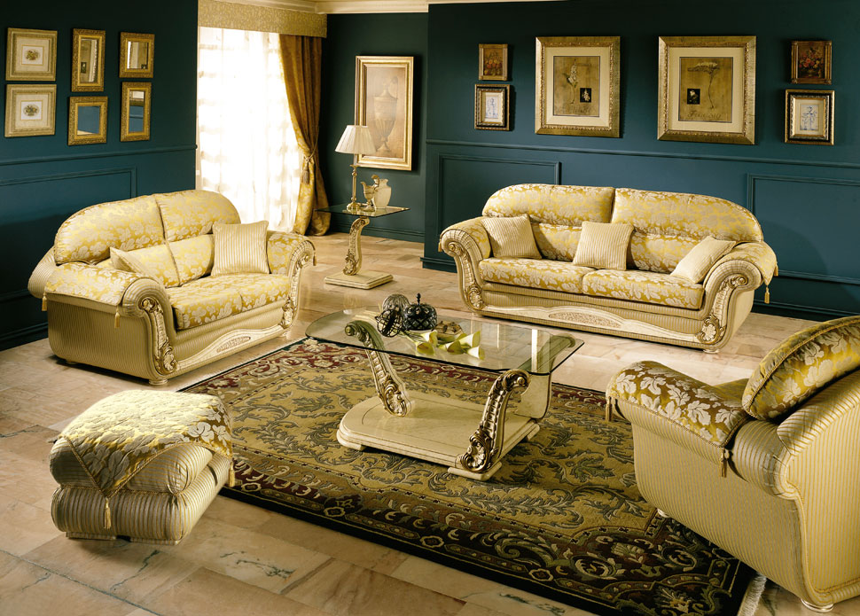 Два дивана и мягкий пуф-столик в классической гостиной