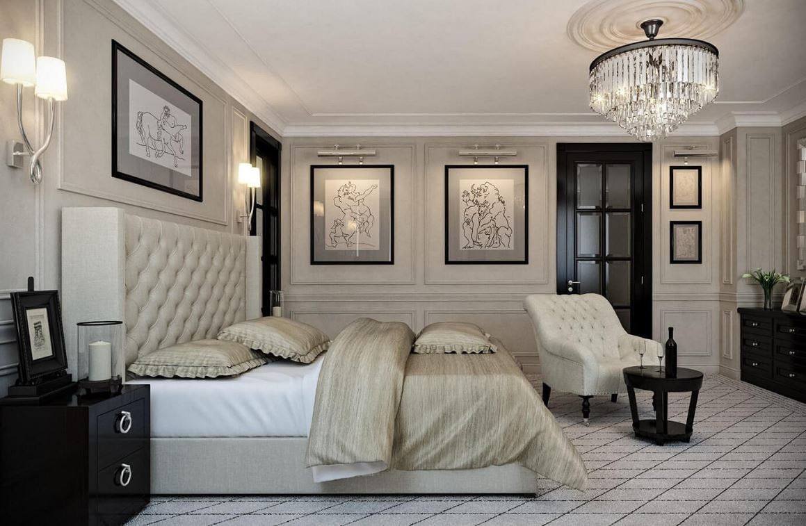 Красивая трехъярусная люстра с подвесками в спальне