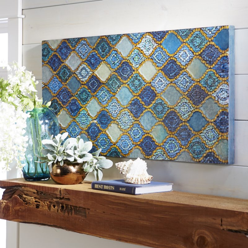 Великолепное панно, выполненное по технологии мозаики на стене в спальне