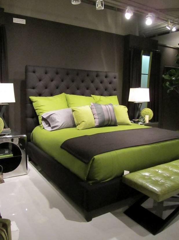 Черная спальня с ярко-зелеными акцентами