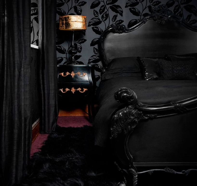 Total black в готической спальне