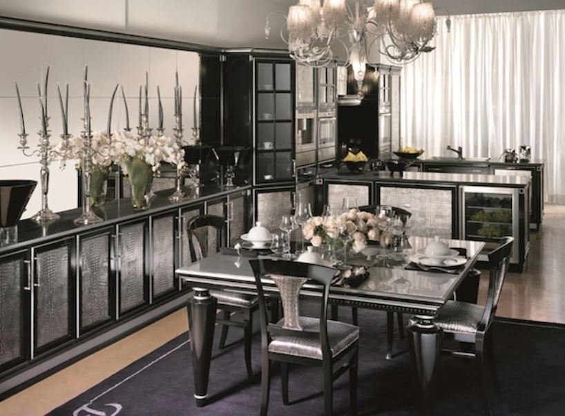 Черная мебель изящно сочетается с богатыми аксессуарами, отражающими поверхностями и блеском серебра
