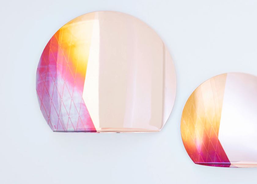 Дизайнерское зеркало с кусочками радуги