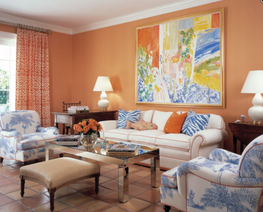 Мягкие оттенки оранжевого идеально смотрятся с бело-голубой мебелью