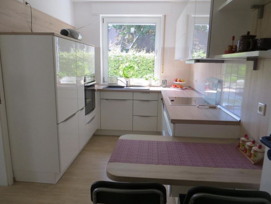 П-образный кухонный гарнитур с белыми глянцевыми фасадами
