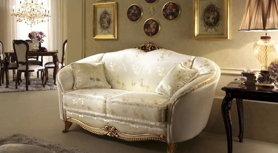 Роскошная ткань обивки дивана подчеркивает изящество классического интерьера