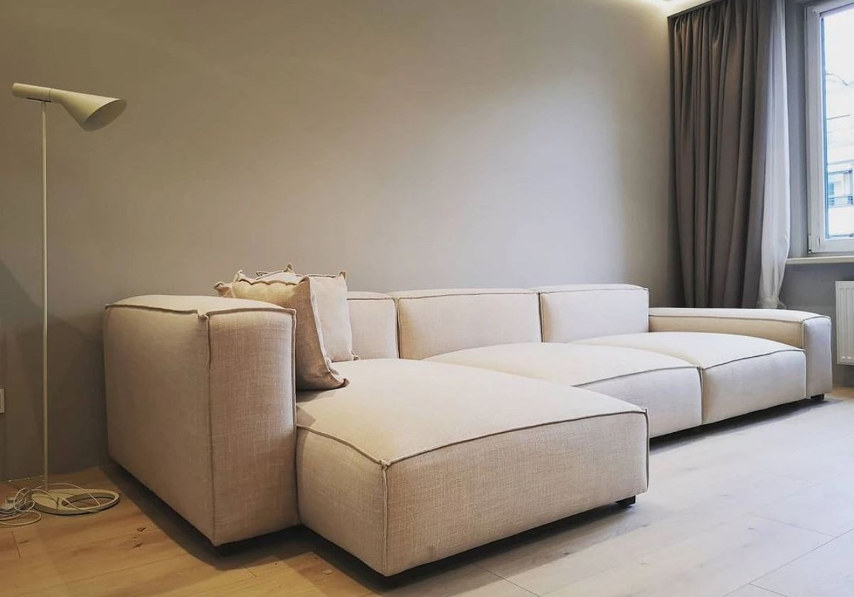Бежевый диван в интерьере: практично и эстетично