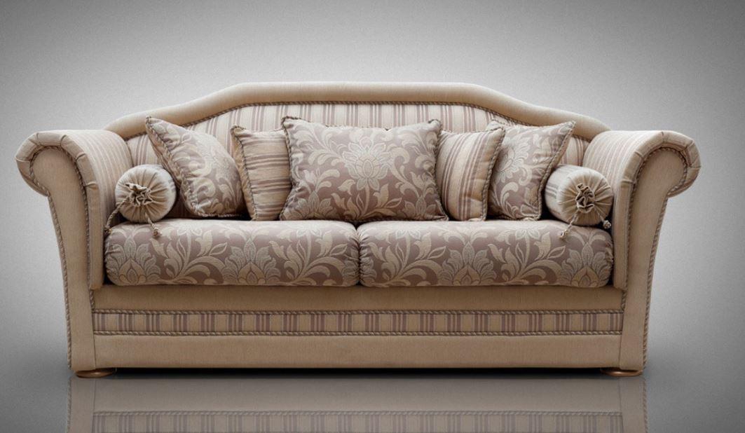 Множество подушек подчеркивают романтические очертания и оттенок дивана