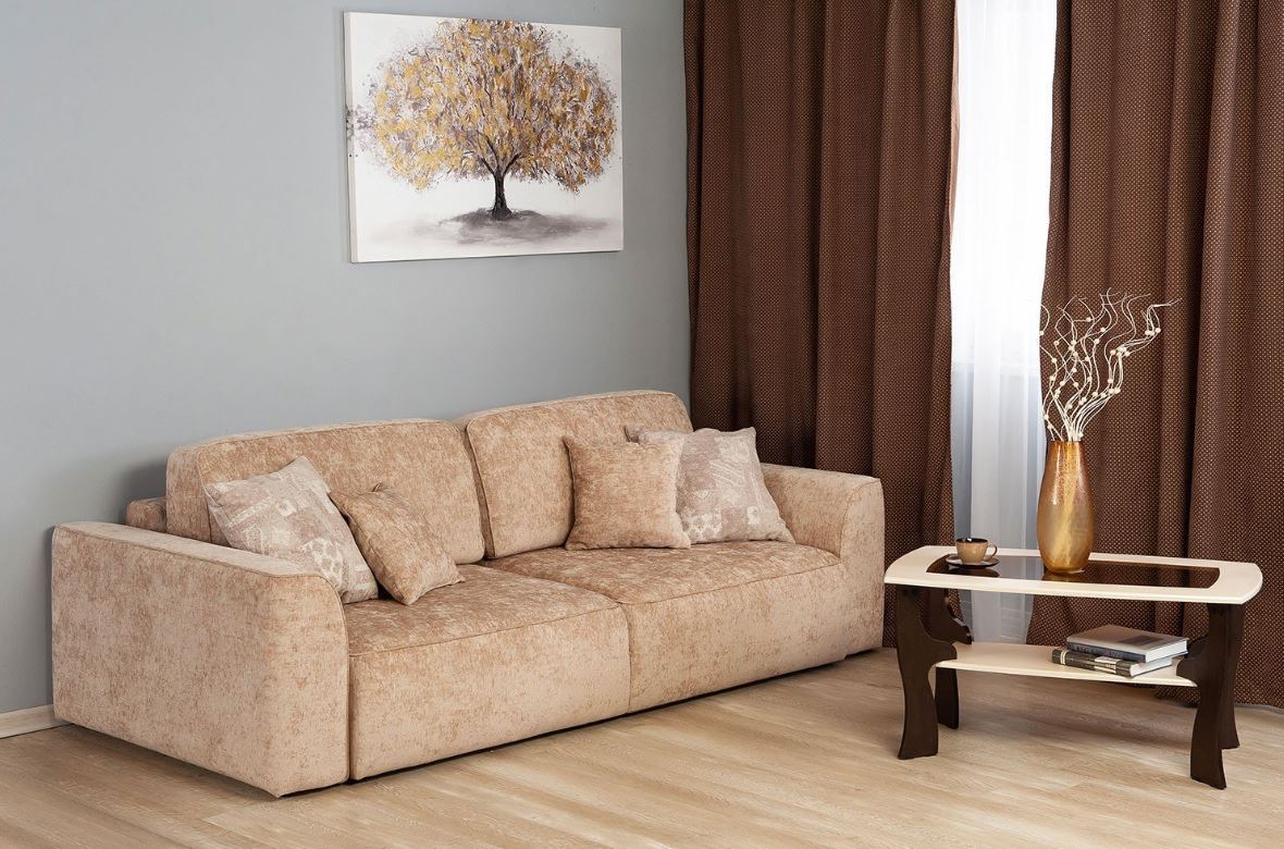 Велюровый персиковый диван и темно-коричневые портьеры из плотной ткани