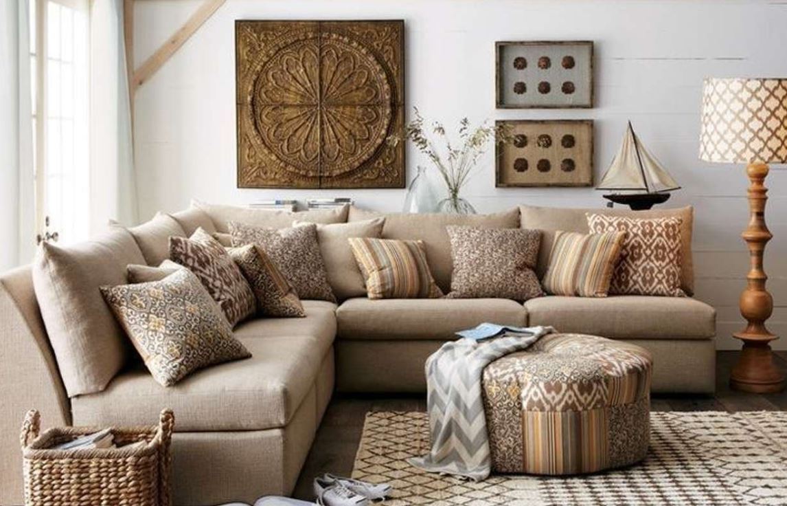 коричневый диван с подушками в интерьере