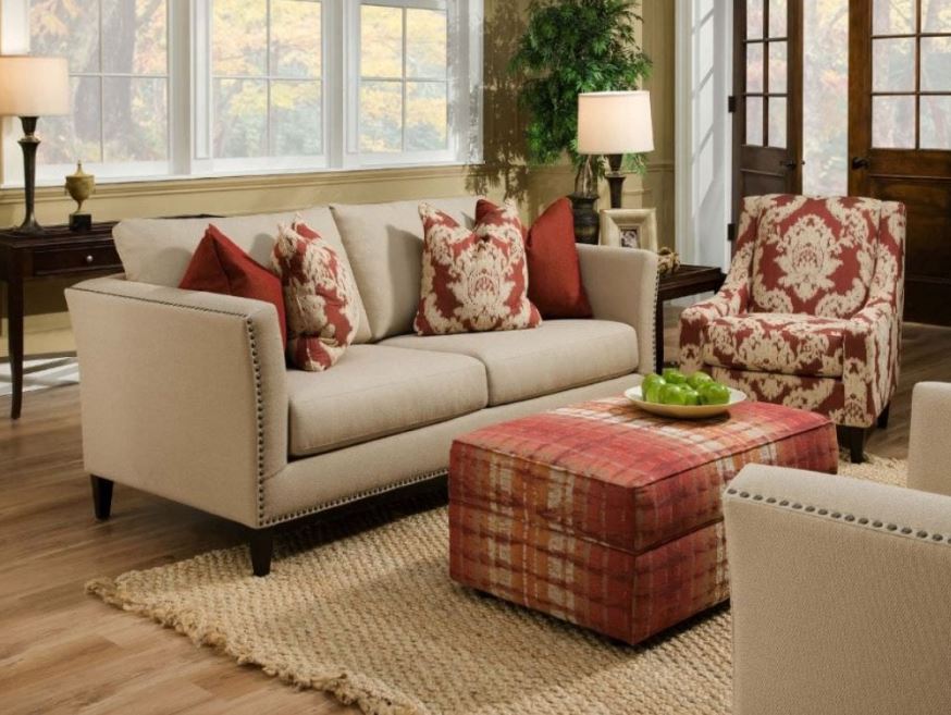 Прямой двухместный диван приятного бежевого оттенка с отделкой декоративными гвоздиками