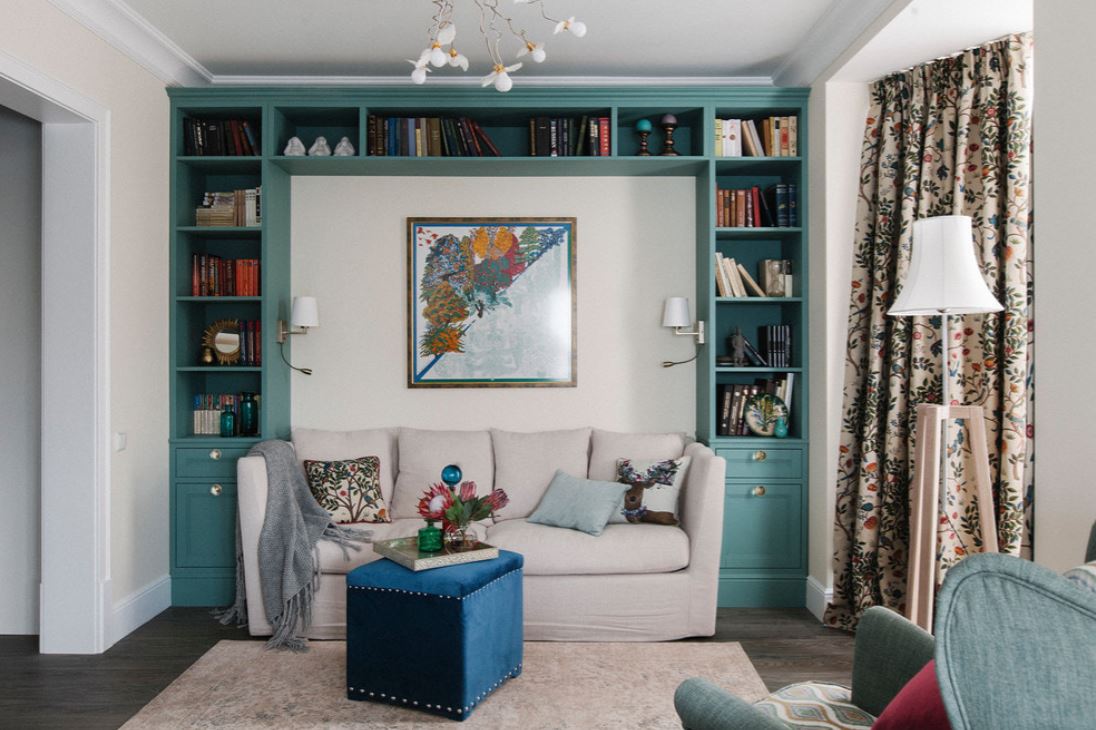 Серо-бежевый диван в комбинации с синей мебелью