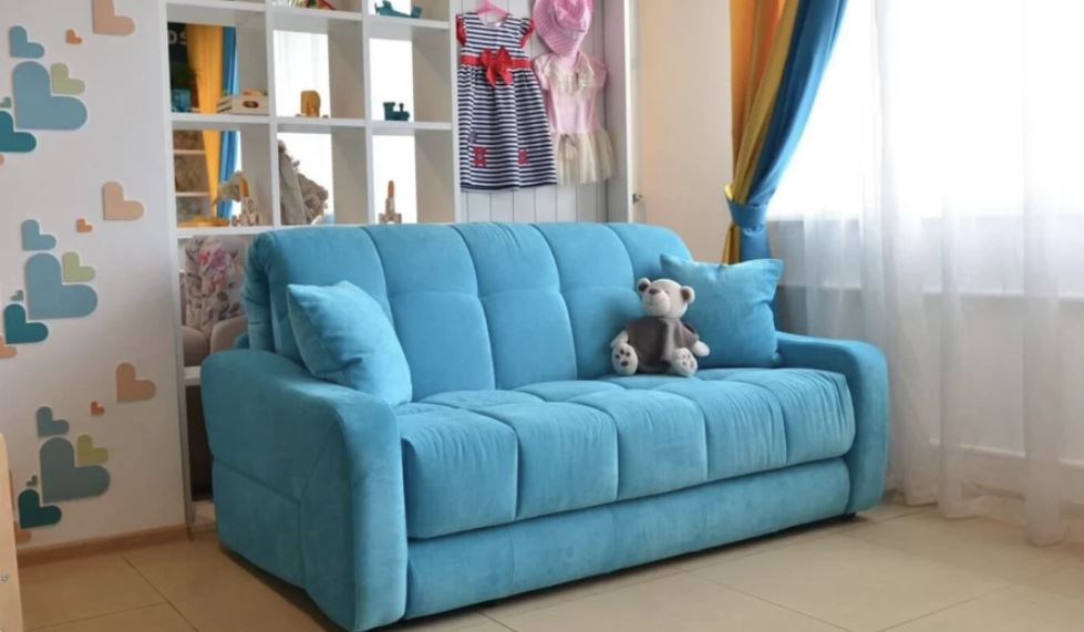 Удобный голубой диван в детской комнате