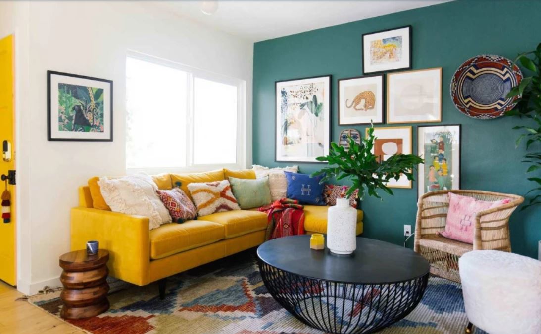 Интерьер с желтым диваном, особенности, советы дизайнеров