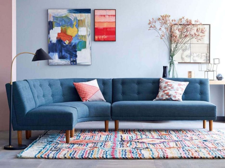 Полукруглый диван, обитый синей рогожкой, в скандинавском интерьере