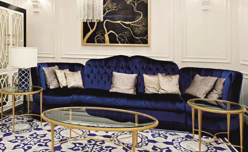 Синий диван в интерьере ар-деко