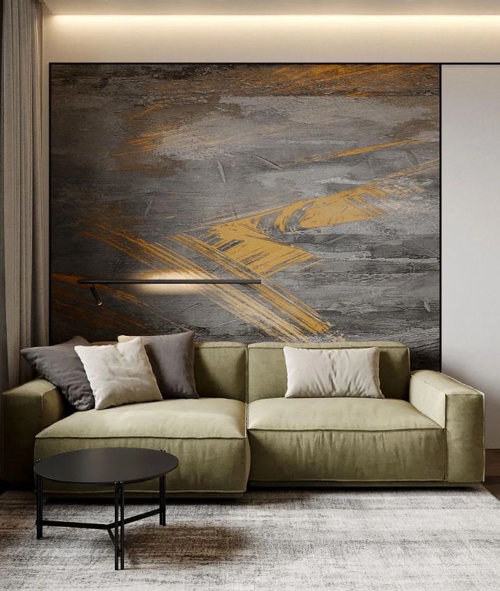 Приятное сочетание оттенков дивана и отделки с серо-золотистым акцентом на стене