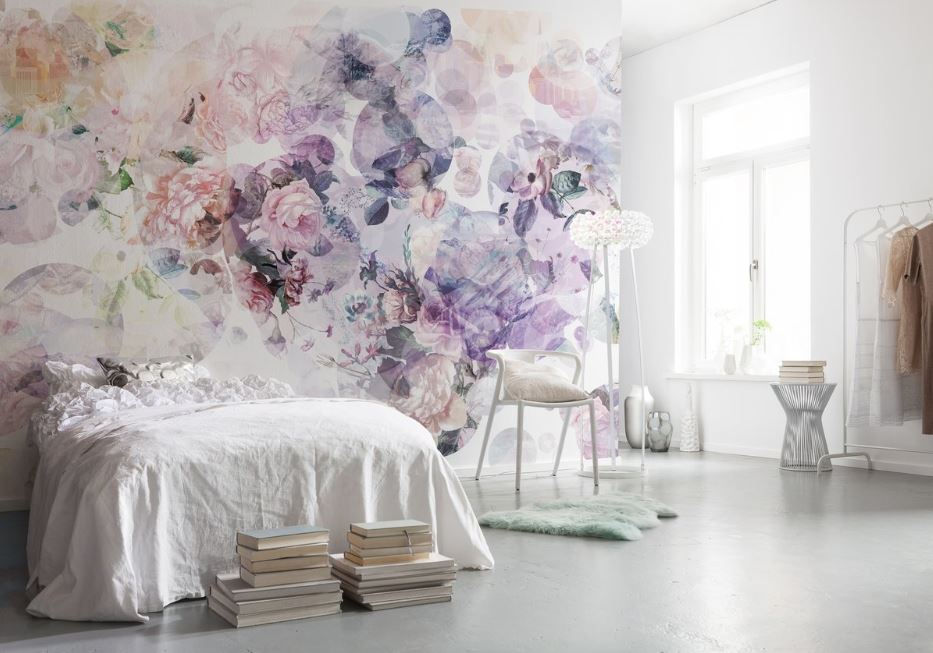 Белая кровать идеально гармонирует с акцентной стеной с фотообоями в пастельной гамме