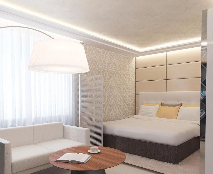 Спальня отгорожена от гостиной ширмой и контрастной отделкой стен, кровать приподнята на подиум