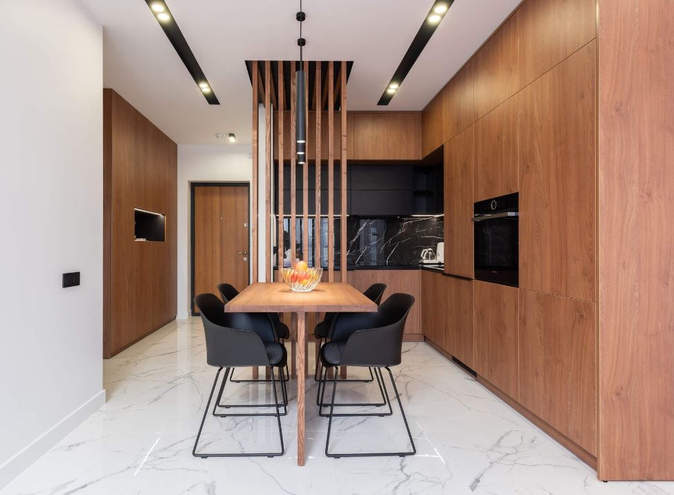 Деревянная мебель с черными акцентами является функциональным украшением кухни в стиле минимализм