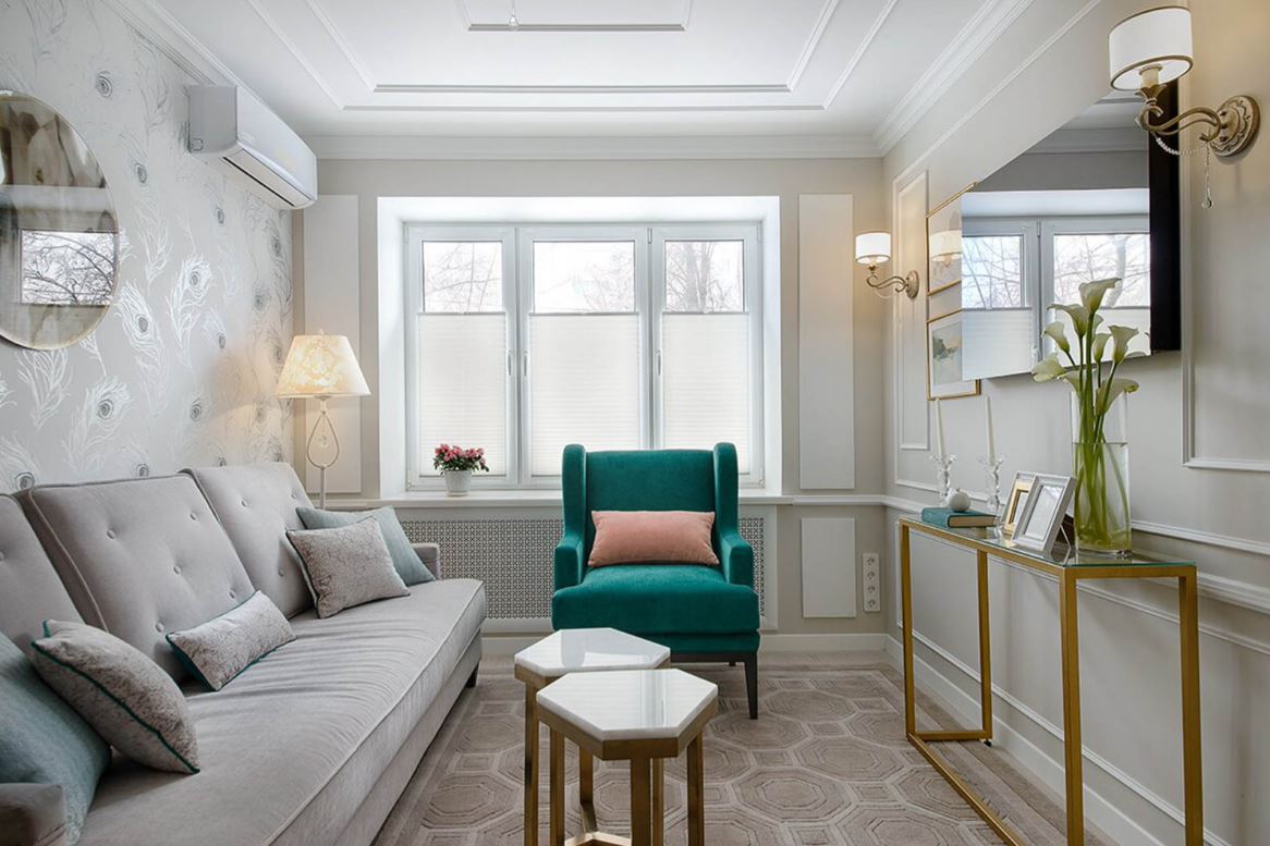Яркое кресло на фоне светло-серой палитры отвлекает внимание от несовершенства планировки гостиной