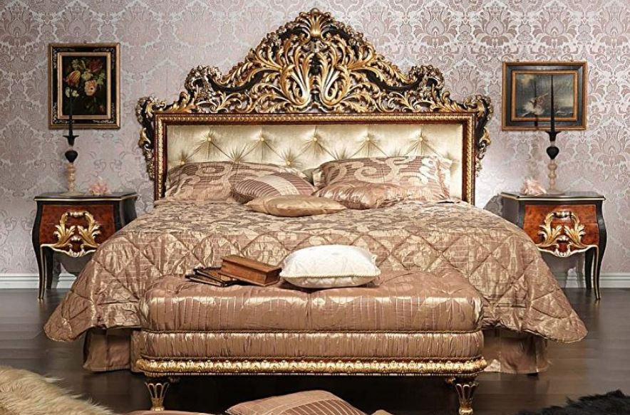 Королевская кровать с прямоугольным изголовьем, украшенным резьбой и каретной стяжкой