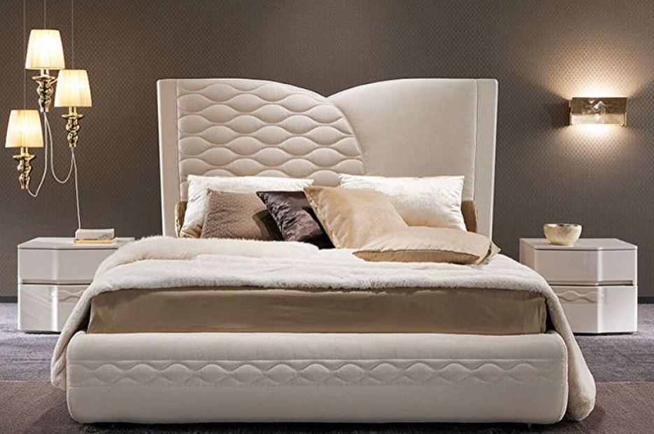 Кровать с мягким фигурным изголовьем, обитая белой эко-кожей с тиснением