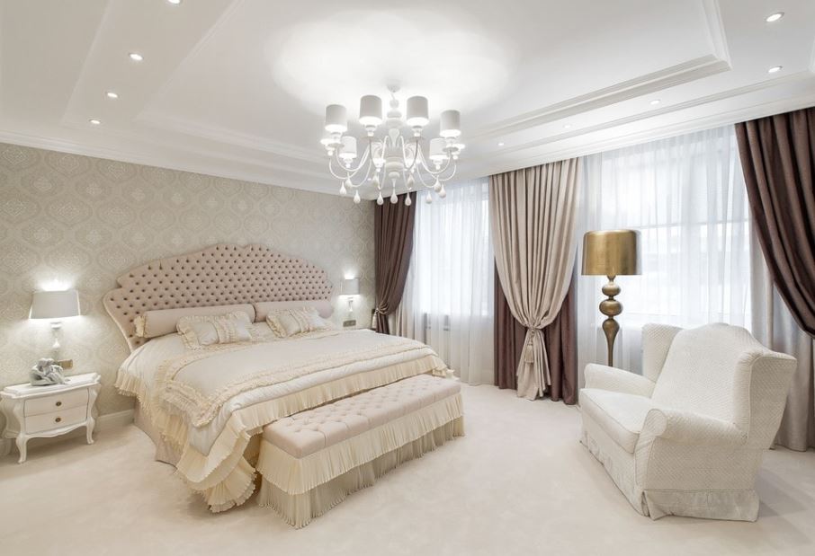 Белая спальня с классической люстрой